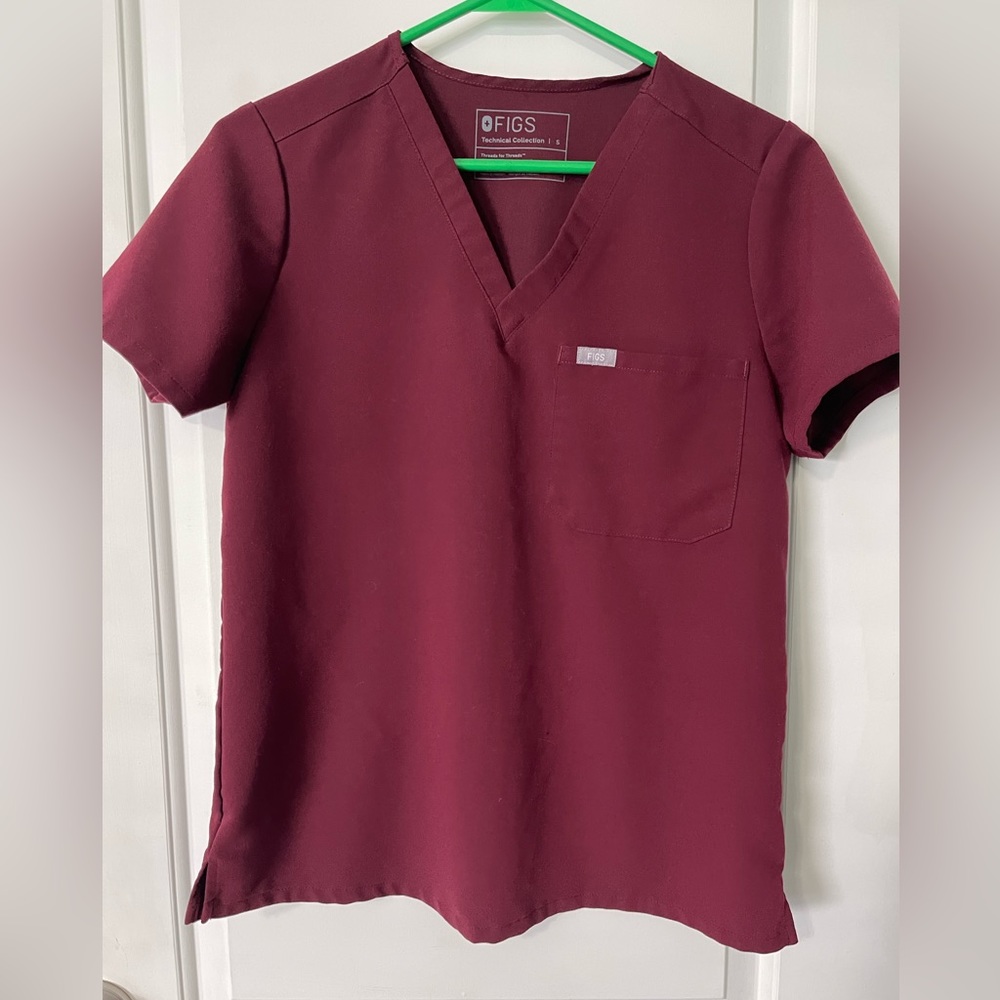 Fig’s Burgundy Catarina scrub top small